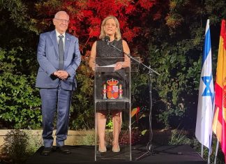 Celebración de la Fiesta Nacional de España en la Residencia de la Embajadora con música y comida tradicional española