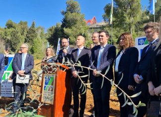.El Presidente de Argentina, Javier Milei, visitó la Arboleda de las Naciones del KKL-JNF en Jerusalén y plantó un árbol como símbolo de paz y unidad entre Argentina e Israel.