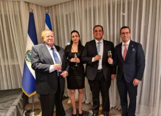 .Recepción de bienvenida en honor del nuevo Embajador de El Salvador, S.E. Sr. Héctor E. Celarie Landaverde Foto del nuevo Embajador , su esposa y los 2 Consules Honorarios